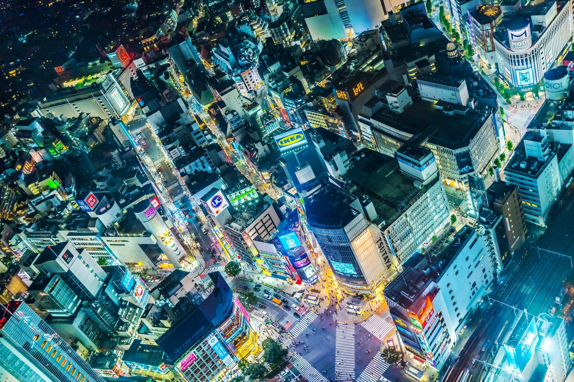 渋谷スクランブル交差点の夜景、ペルソナマーケティングのイメージ