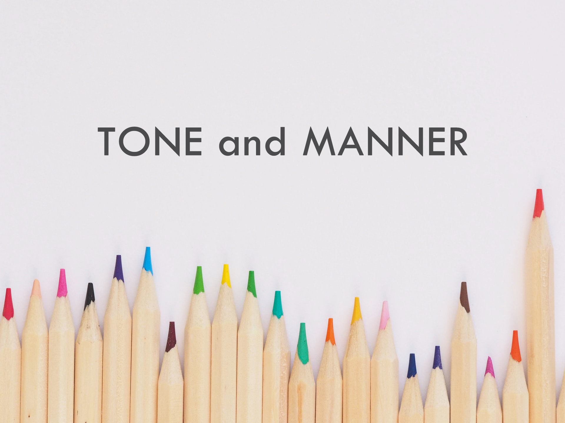 カラフルな色鉛筆の列と「TONE and MANNER」の文字