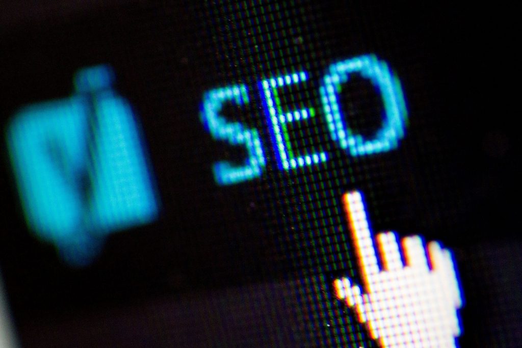画面に表示された「SEO」の文字とマウスカーソル
