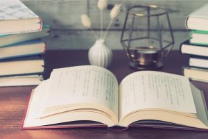 開かれた本と積み重ねられた本、企業出版のイメージ